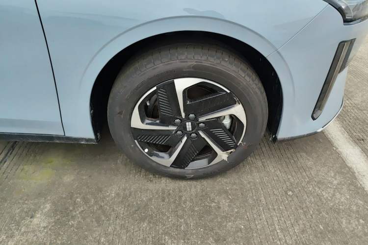 Used Geely Galaxy L6 2025 EM-i 140km Long-Range Version Right Front Wheel Hub