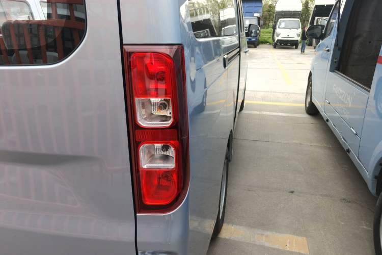 Used Wuling Yangguang 2024 300KM Comfort Version Passenger Van 75kW Exterior 3