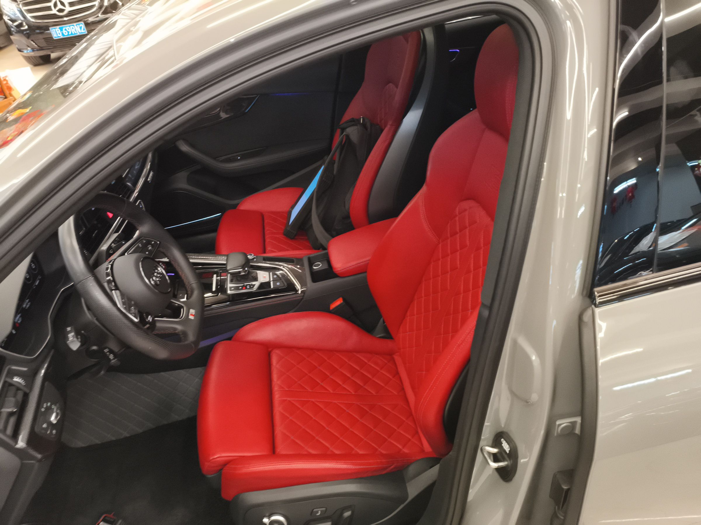 المقاعد الأمامية داخل السيارة