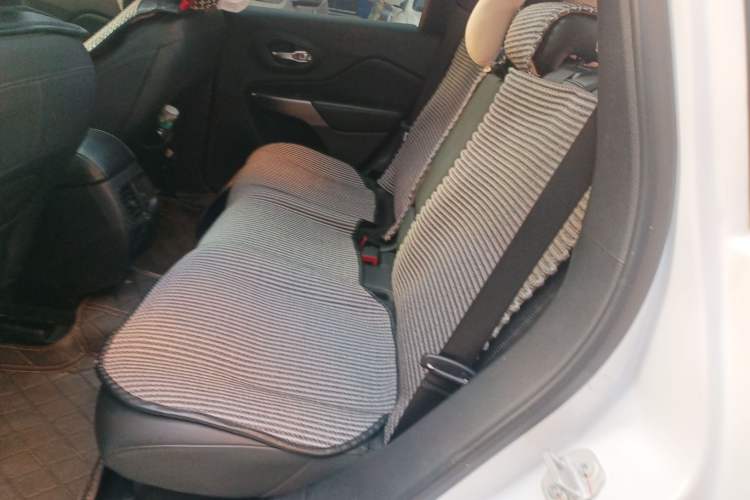 Used Jeep Cherokee 2019 2.0T Four-Wheel Drive Explorer Edition China VI Emission Standard