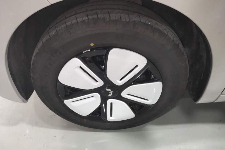 Used Wuling Hongguang MINIEV 2025 Four-Door Version Advanced Edition Left Front Wheel Hub
