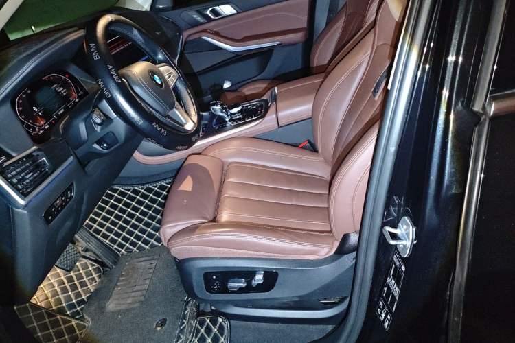 Used BMW X7 2020 xDrive40i Luxury Package with Leading Features Left Front Seat