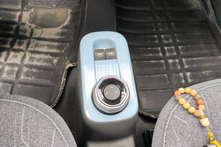 Used Geely Galaxy Panda 2023 Panda Mini 200km Endurance Bear Gear Lever