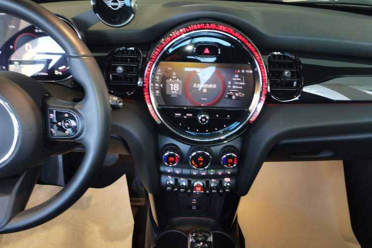 Used MINI MINI 2023 Updated 1.5T COOPER Artist Five-Door Edition
