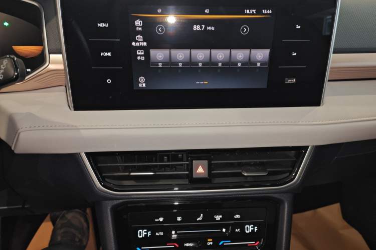 Used Volkswagen Tharu 2023 300TSI Two-Wheel-Drive Moonlight Edition Audio And AC Panel