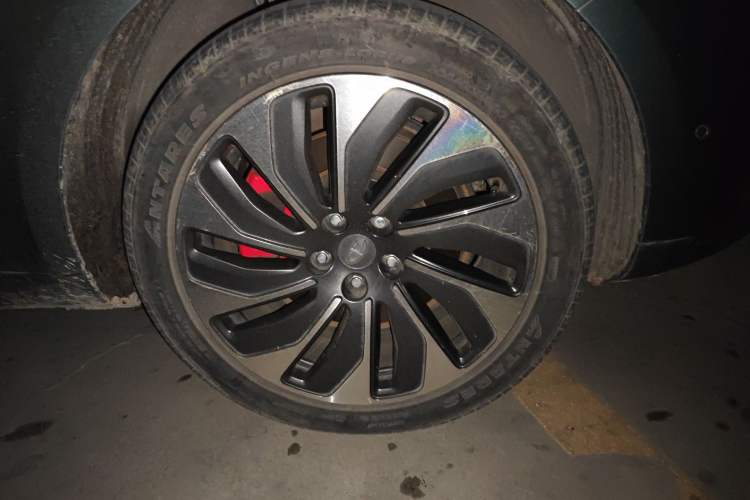 Used Hima AITO M5 2022 Extended-Range Four-Wheel Drive Ultimate Edition Right Front Wheel Hub