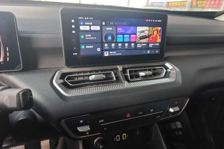 Used Great Wall King Kong Poer 2022 2.0T Manual Diesel Two-Wheel Drive Elite Version with Long Bed GW4D20M Audio And AC Panel