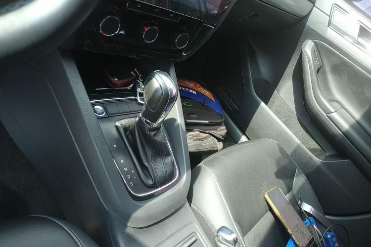 Used Volkswagen Sagitar 2018 1.6L Automatic Comfort Model Gear Lever