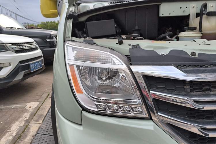 Used SAIC MAXUS Xintu V80  Right Front Headlight