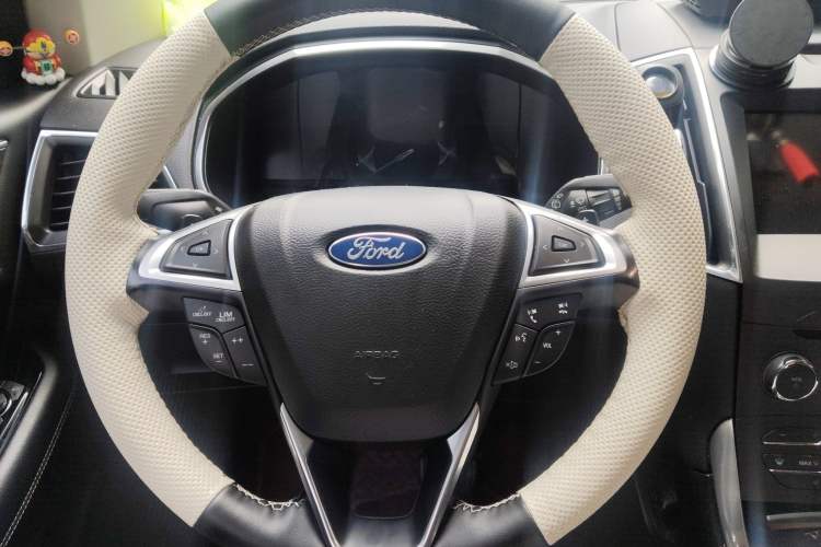 Used Ford Edge 2016 EcoBoost 245 Two-Wheel-Drive Titanium 7-Seater Steering Wheel