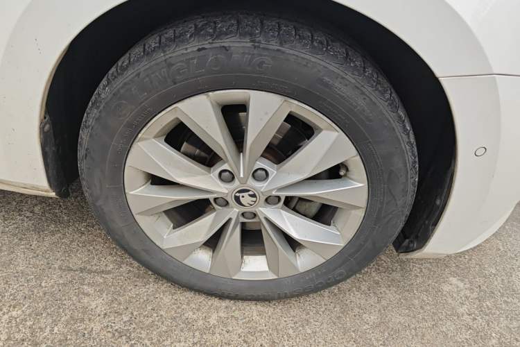 Used Skoda Superb 2019 TSI280 DSG Comfort Edition Right Front Wheel Hub