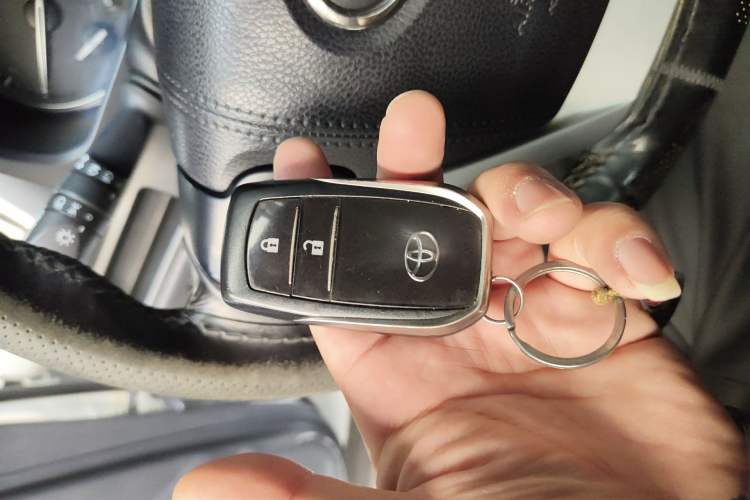 Used Toyota Highlander 2017 2.0T Four-Wheel Drive Luxury Navigation Version 7 Seats Vehicle Key