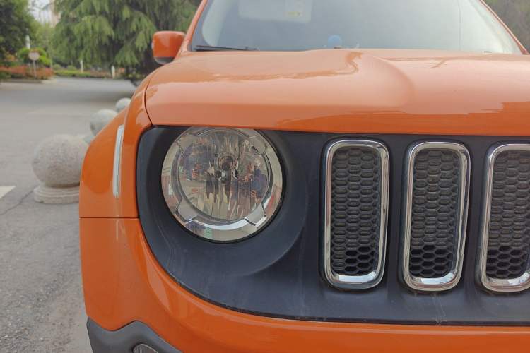Used Jeep Renegade 2018 Connected Large Screen Version 180T Automatic High-Energy Edition Right Front Headlight