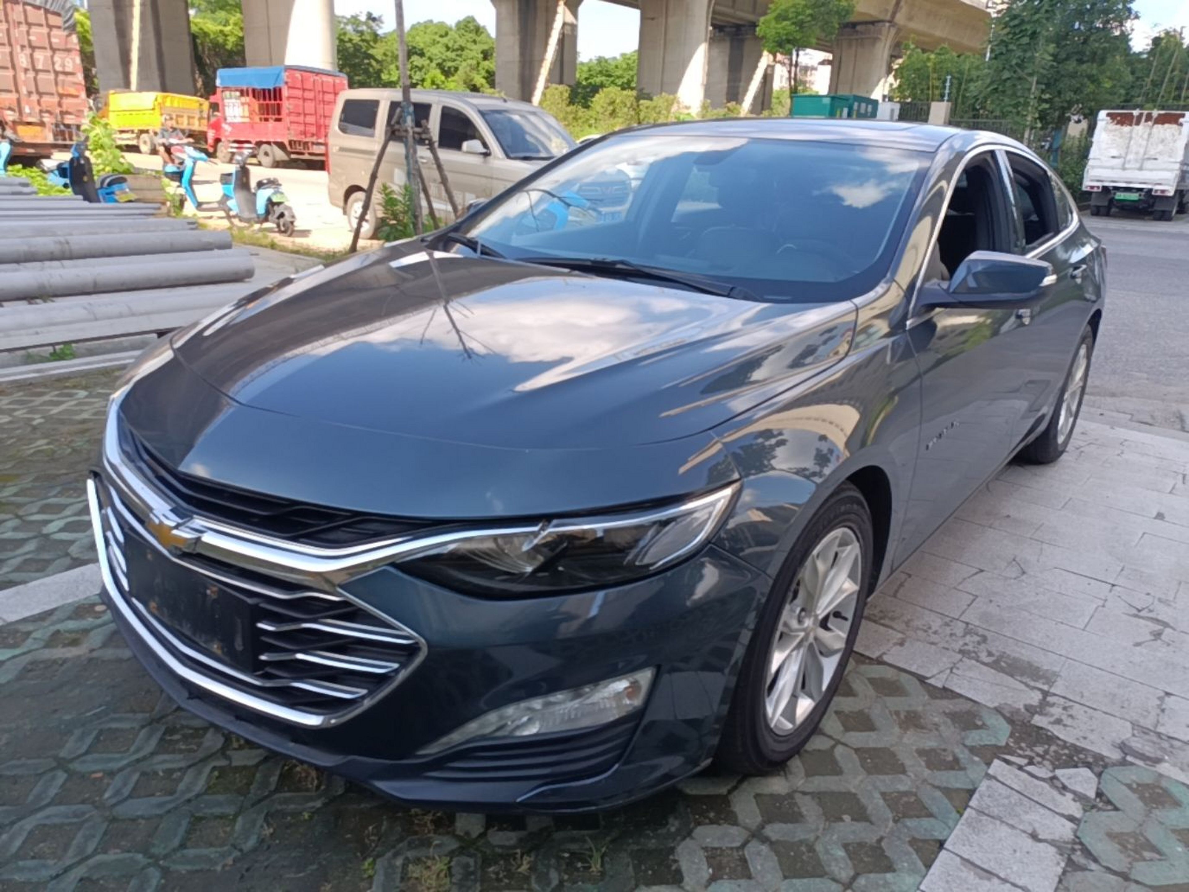 Под передней частью автомобиля