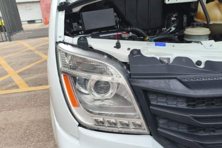 Used SAIC MAXUS Xintu V80 2018 2.5T 6-speed manual van long-wheelbase mid-roof 2-3 seats