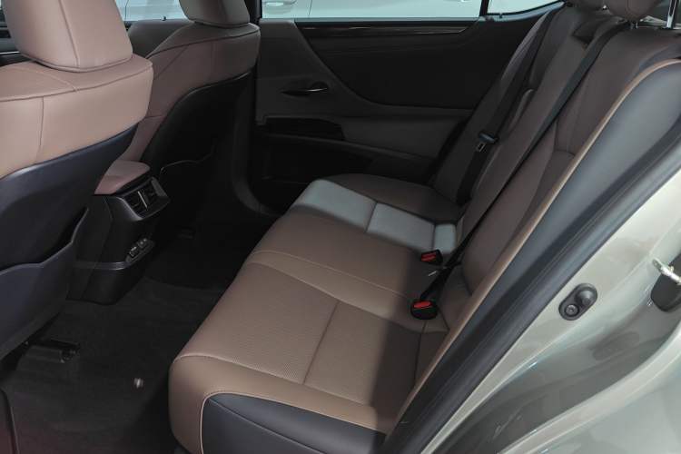 Used Lexus ES 2023 200 Excellence Edition
