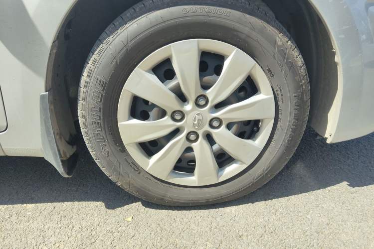Used Hyundai Verna (older generation) 2010 Sedan 1.4L Manual Comfort GS Right Front Wheel Hub