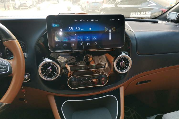 Used Mercedes-Benz Vito 2021 2.0T Elite Version 7 Seats Audio And AC Panel