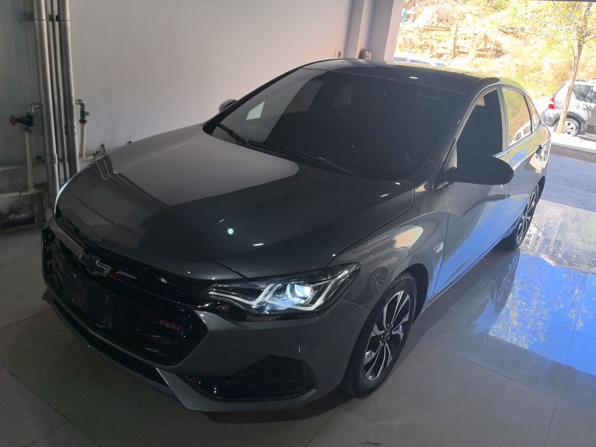 تحت مقدمة السيارة