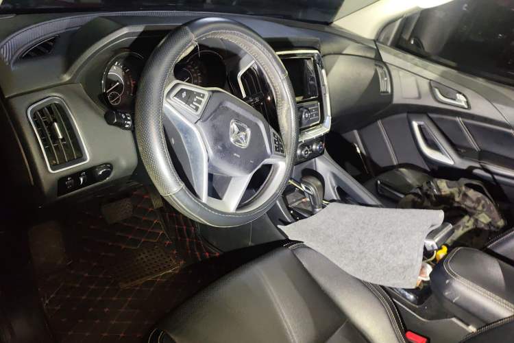 Used JMC Yusheng S350 2016 2.0T Automatic All-Wheel Drive Gasoline Luxury Version with Sunroof 5 Seats
