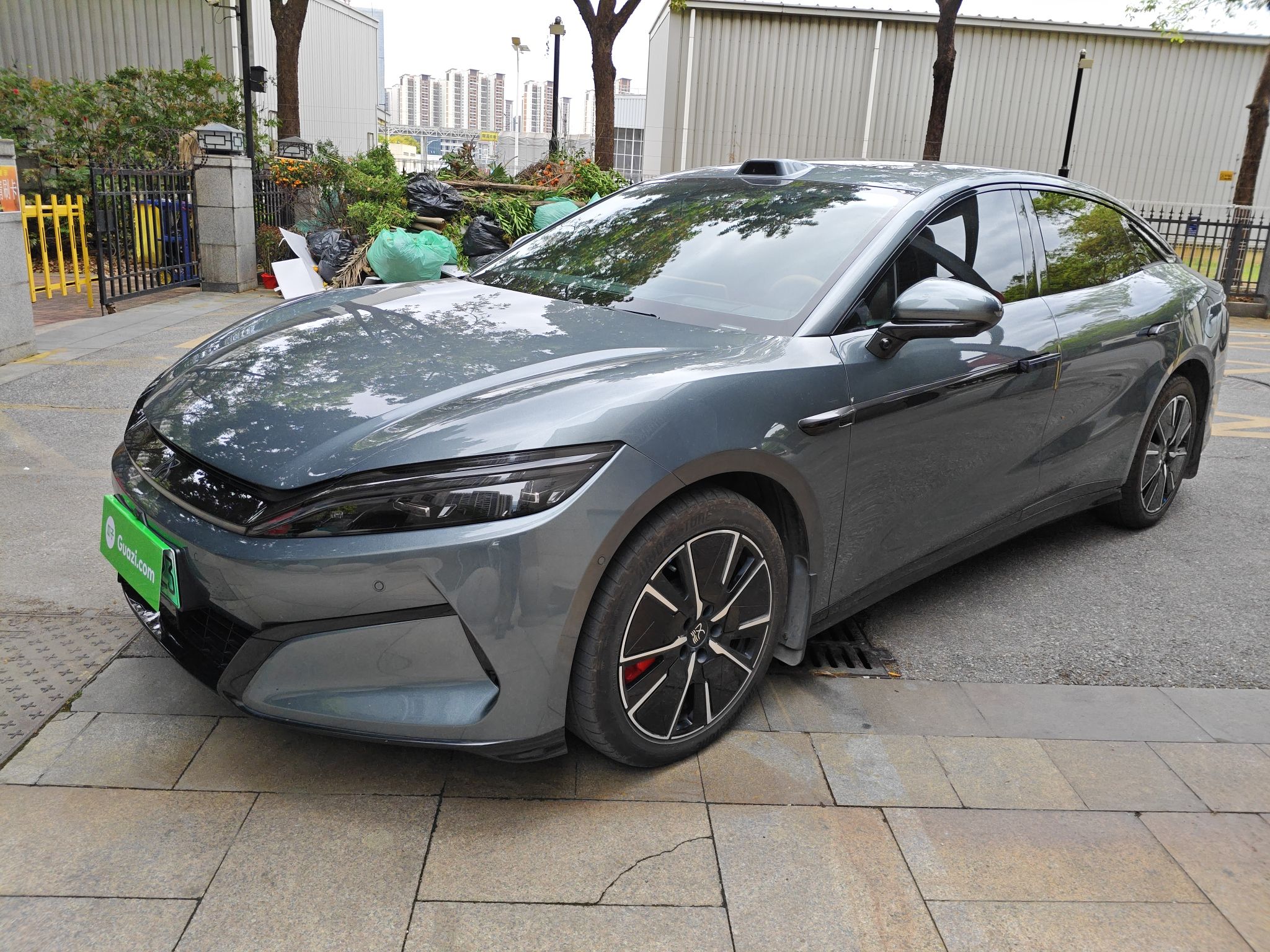 Под передней частью автомобиля