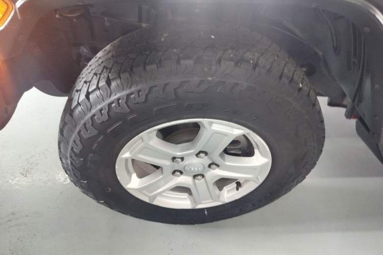Used Jeep Wrangler 2019 2.0T Sahara Four-Door Version China VI Emission Standard Left Front Wheel Hub