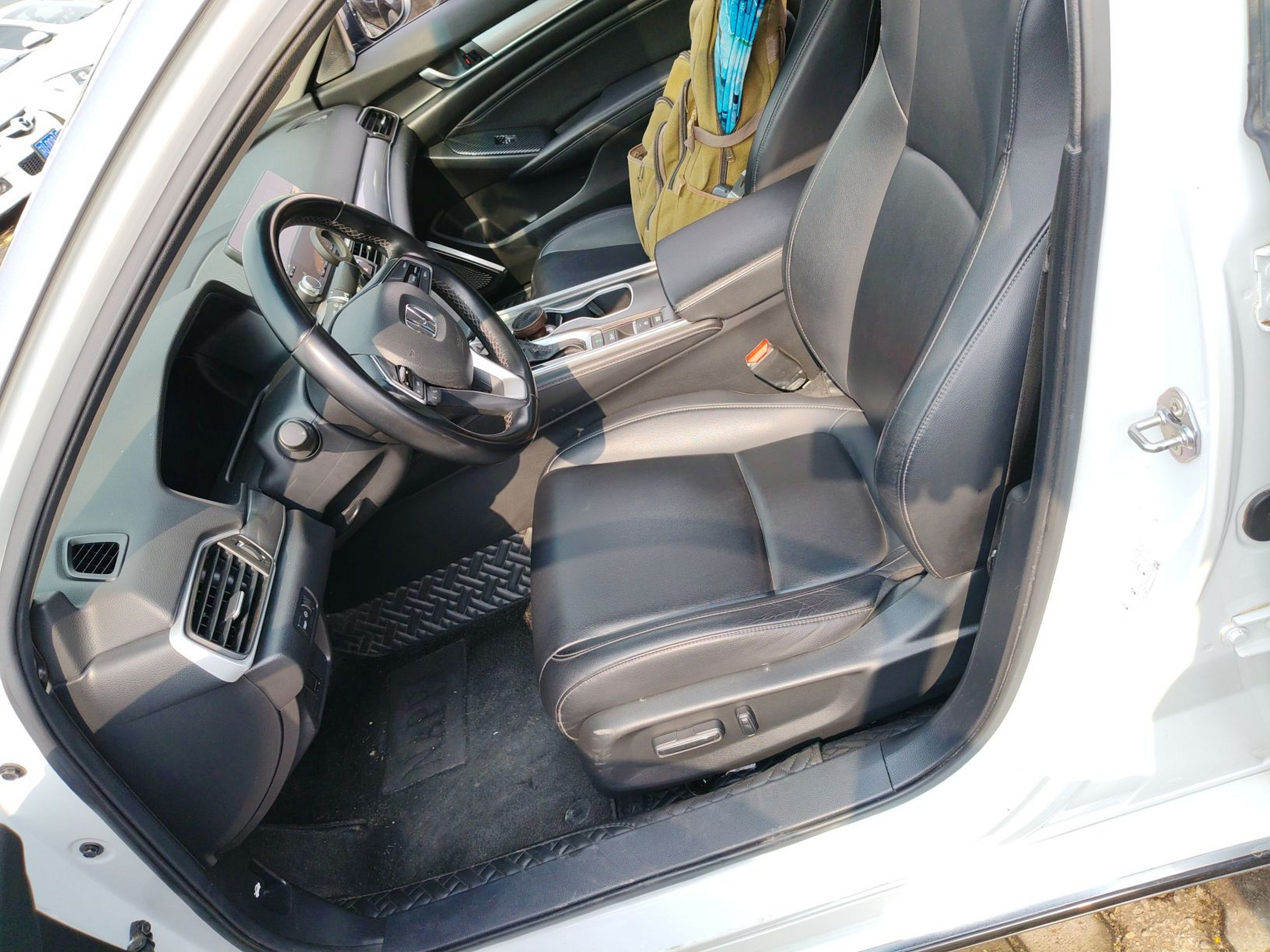 Переднее сиденье в автомобиле