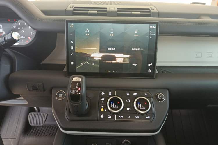 Used Land Rover Defender 2024 110 3.0T P400 Dark Edition Audio And AC Panel