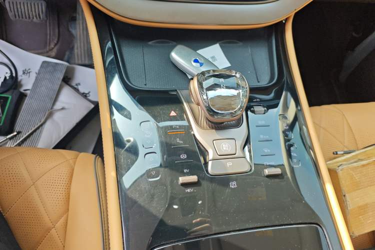 Used Denza D9 2023 DM-i 965 Luxury Model
