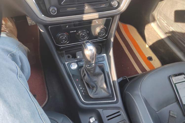 Used Volkswagen Lavida 2015 1.6L Automatic Luxury Edition
