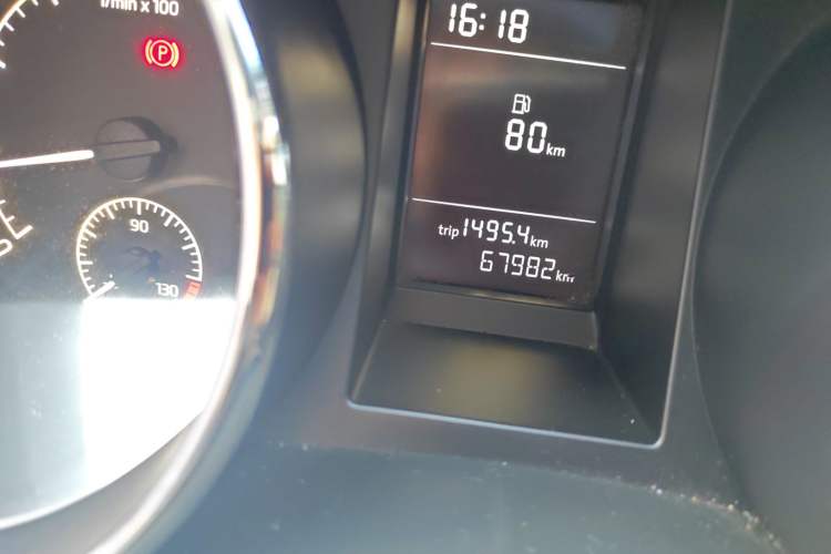 Used Skoda Yeti 2016 1.6L Manual Front-Wheel-Drive Version Odometer Close Up