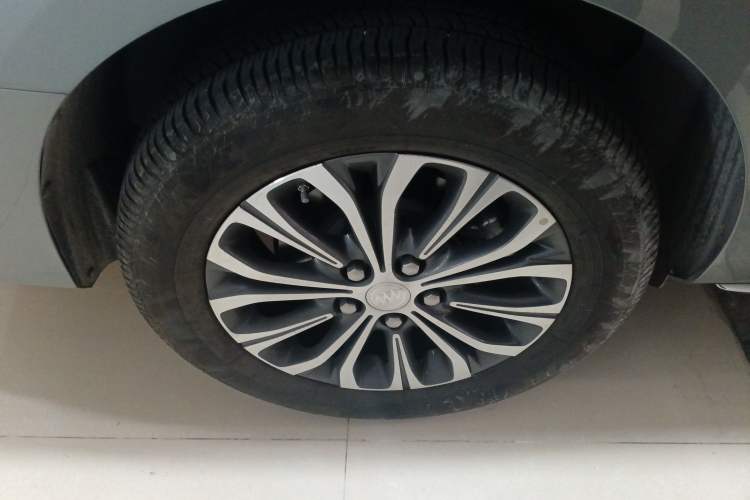 Used Buick GL8 2023 Facelifted Land Cruiser Executive Luxury Version