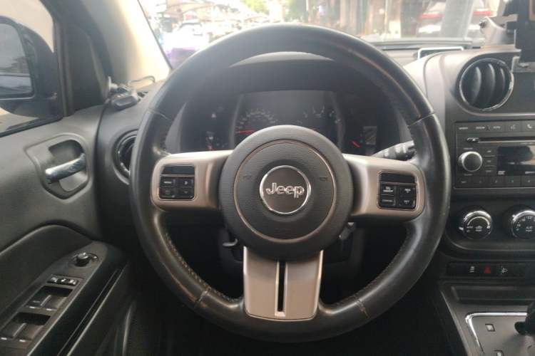 Used Jeep Compass 2011 2.4L four-wheel-drive sport version