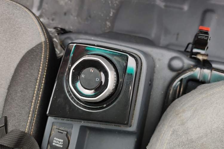 Used Farizon Xingxiang V 2024 Star Enjoy V6E Feature Edition with CATL 41.86 kWh Gear Lever