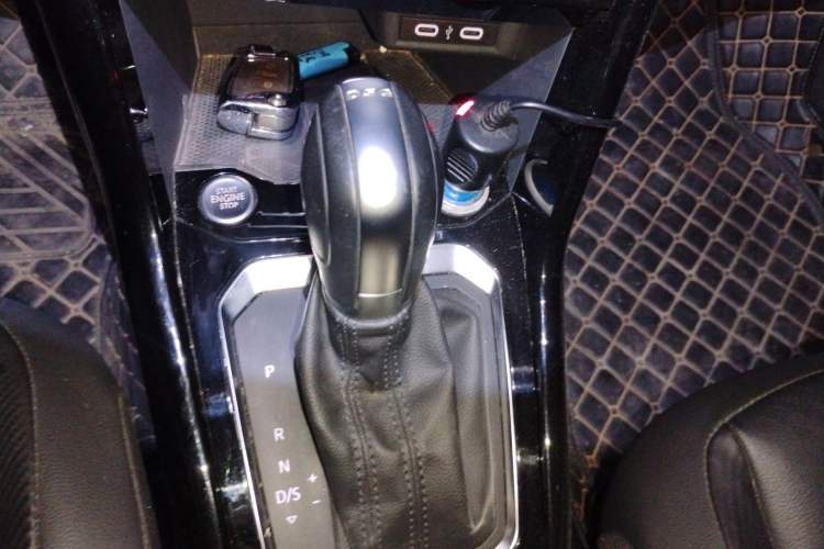 Used Volkswagen T-ROC 2021 280TSI DSG Two-Wheel Drive Comfort Connect Edition Gear Lever