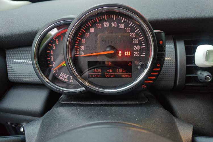 Used MINI 2016 1.5T COOPER Five-Door Edition Instrument Cluster