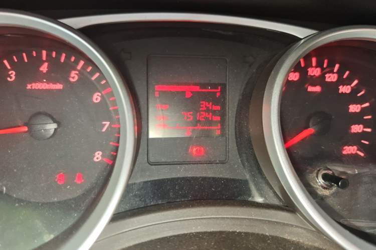 Used Wuling Hongguang 2018 1.5L S Standard Version L2B Odometer Close Up