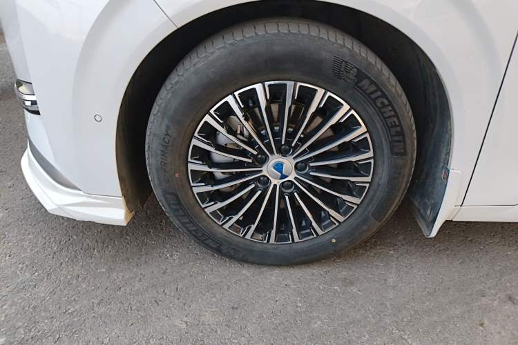 Used Denza D9 2022 EV 600 Four-Wheel Drive Flagship Model