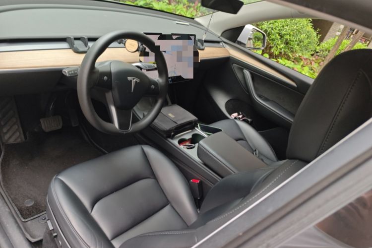 Used Tesla Model Y 2021 Standard Range Rear-Wheel Drive Version Center Console