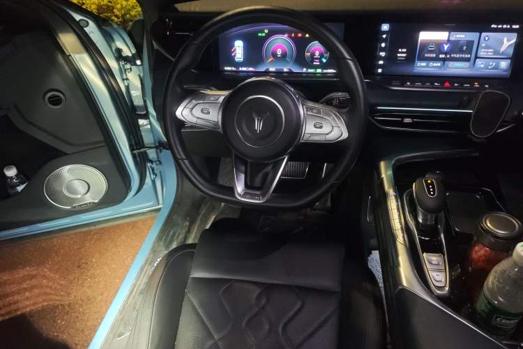 Used VOYAH FREE 2023 Four-Wheel Drive Extended-Range Model with Ultra-Long Range Steering Wheel