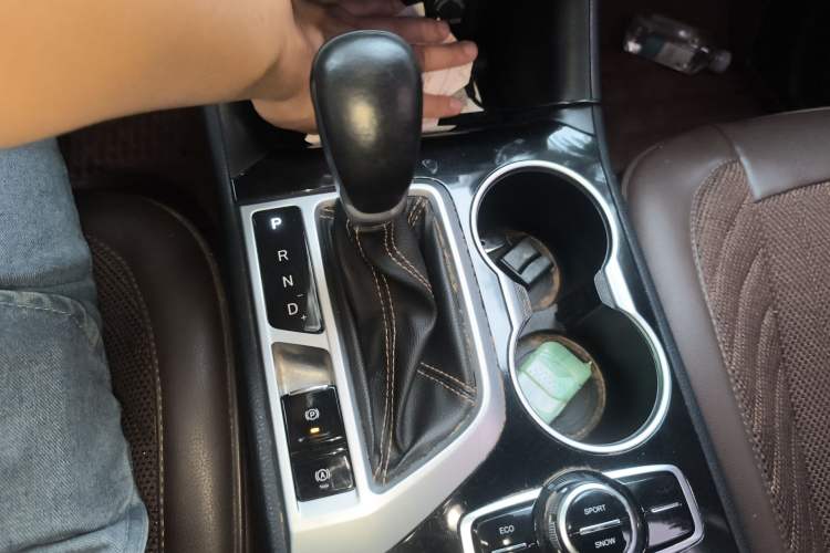 Used CHANGAN CS95 2017 2.0T Two-Wheel Drive Zhitu Edition Gear Lever