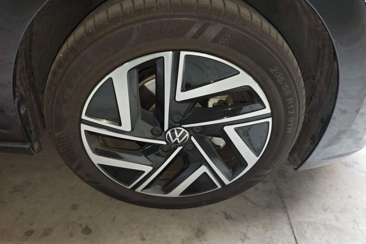 Used Volkswagen Sagitar 2023 300TSI DSG Excellence Edition Right Front Wheel Hub