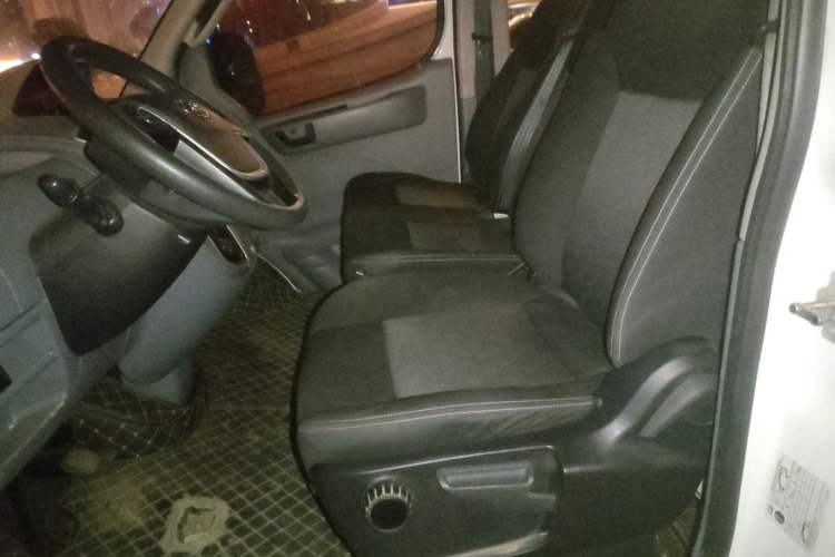 Used SAIC MAXUS Xintu V80 2023 2.0T AMT Classic Aoyuntong Short Wheelbase Mid-Roof 5/6-Seater Left Front Seat