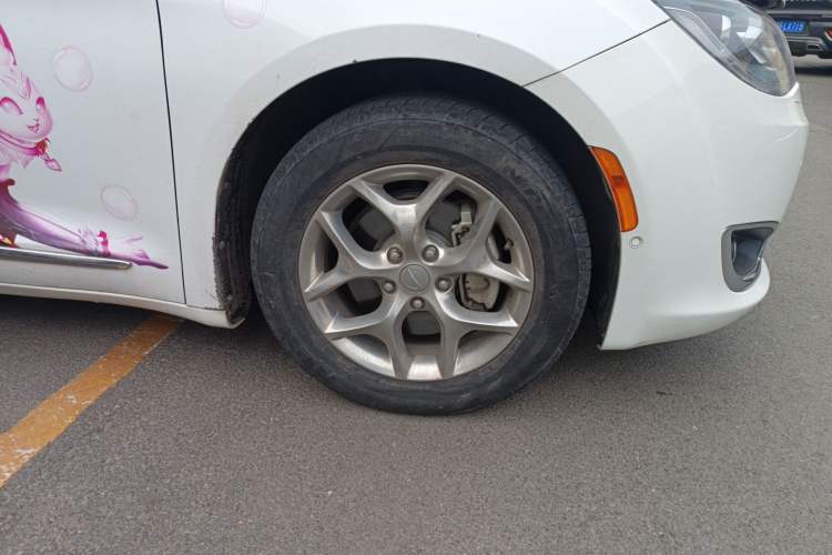 Used Chrysler Grand Voyager 2017 3.6L Premium Edition Right Front Wheel Hub