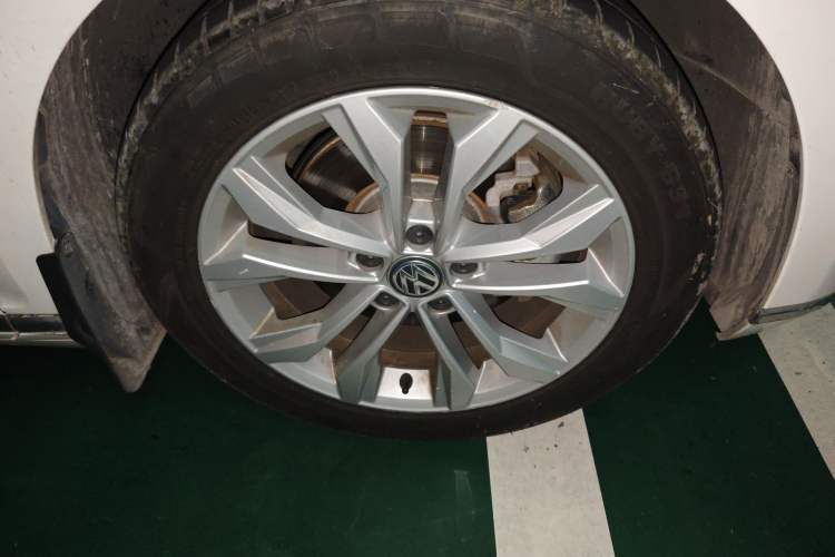 Used Volkswagen Magotan 2017 330TSI DSG Luxury Model Right Front Wheel Hub