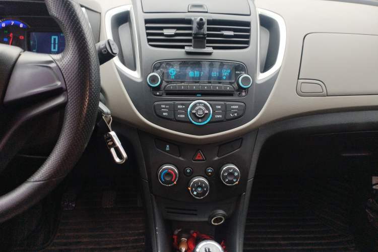 Used Chevrolet Trax 2014 1.4T Manual Two-Wheel Drive Comfort Model Audio And AC Panel