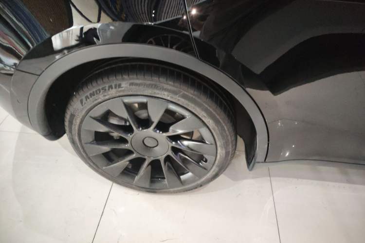 Used Tesla Model Y 2021 Standard Range Rear-Wheel Drive Version Right Rear Wheel Hub