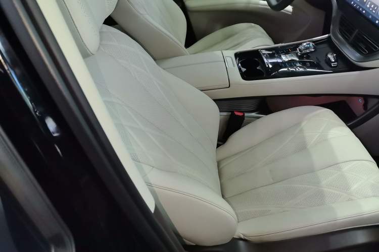 Used Denza D9 2025 DM-i Intelligent Drive 1020 Four-Wheel Drive Flagship Model
