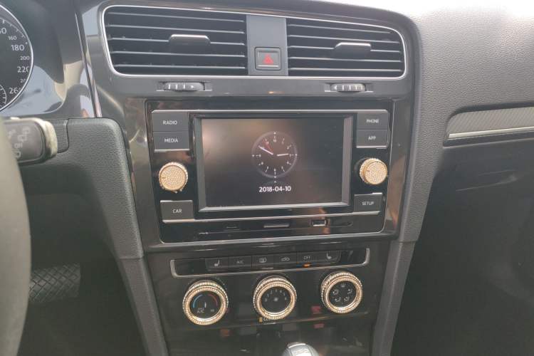 Used Volkswagen Golf 2018 230TSI Automatic Luxury Version Audio And AC Panel