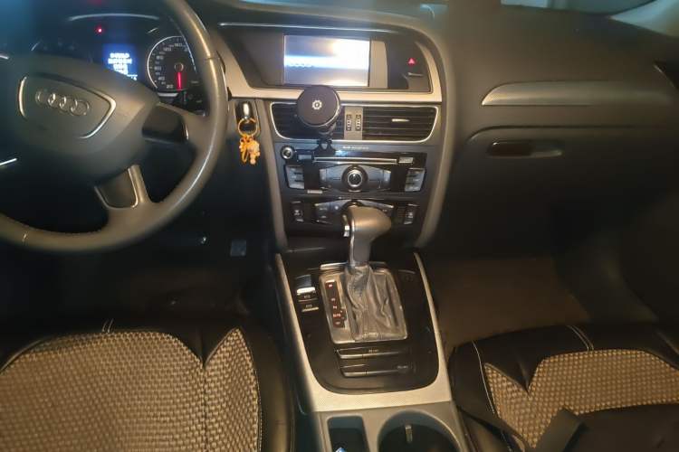 Used Audi A4L 2015 30 TFSI Automatic Comfort Model Audio And AC Panel